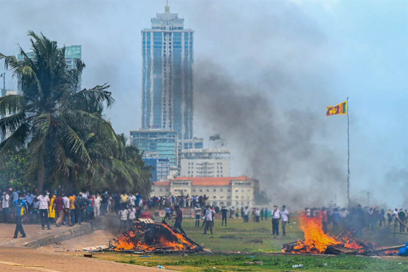 圖為示威者與政府支持者9日在斯里蘭卡總理馬興達．拉賈帕克薩的官邸外發生衝突。（法新社）