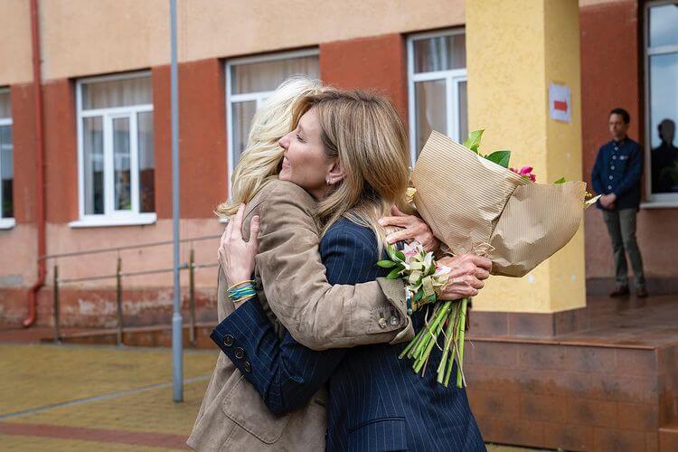 美國第一夫人吉兒．拜登（前左）在母親節這天突訪烏克蘭，會晤烏克蘭第一夫人歐倫娜．澤倫斯基（前右）。（圖取自instagram.com/flotus）