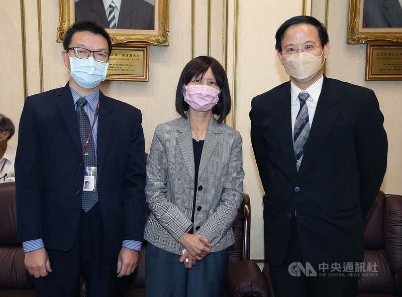 國家通訊傳播委員會(NCC)委員被提名人王正嘉(右)、王怡惠(中)及陳崇樹(左)10日到立法院,拜會立法院長游錫堃。中央社記者郭日曉攝 111年5月10日