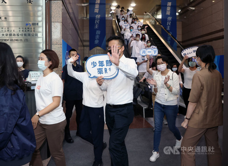 前國民黨立委、民國黨前主席徐欣瑩10日率領100位年輕人加入國民黨，將入黨的青年黨員集體進入中央黨部。中央社記者鄭傑文攝  111年5月10日