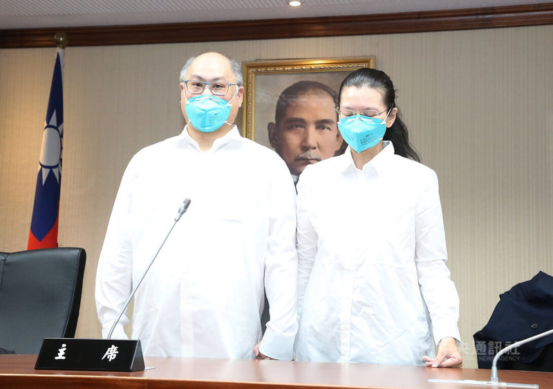 在中國大陸服刑期滿的台灣NGO工作者李明哲（左）日前抵返台灣，10日上午由妻子李凈瑜（右）陪同在立法院舉行記者會，向大眾與媒體表達感謝。中央社記者郭日曉攝 111年5月10日