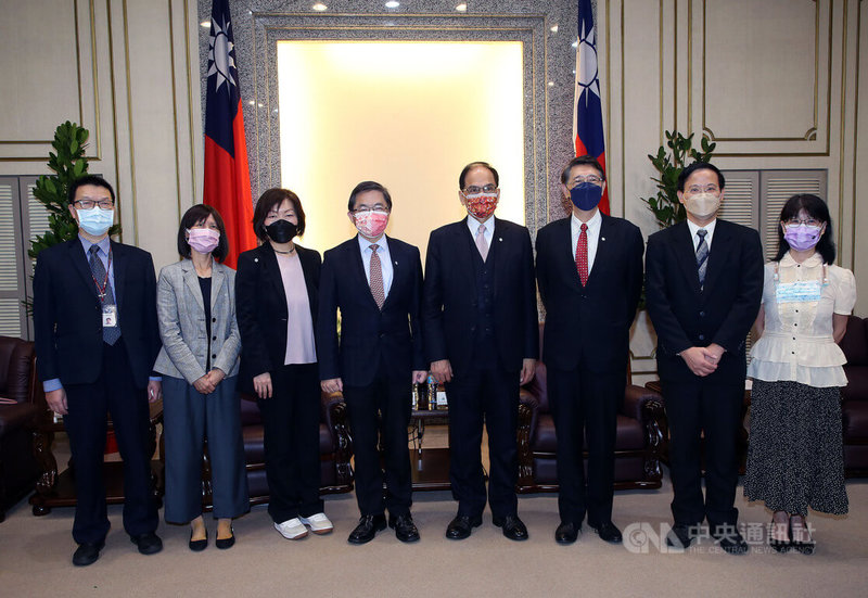 行政院秘書長李孟諺(左4)10日率國家通訊傳播委員會(NCC)委員被提名人王正嘉(右2)、王怡惠(左2)及陳崇樹(左1)拜會立法院長游錫堃(右4),尋求同意支持,立法院秘書長林志嘉(右3)等人也在場。中央社記者郭日曉攝 111年5月10日