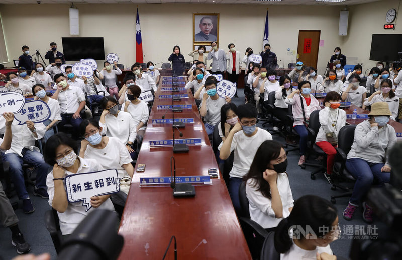 前國民黨立委、民國黨前主席徐欣瑩（後右4）10日率百名青年加入國民黨，國民黨主席朱立倫（後左5）親自在中央黨部歡迎徐欣瑩等人並合影。中央社記者鄭傑文攝  111年5月10日