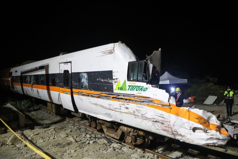 台鐵太魯閣事故列車的車廂8月31日發現有頭蓋骨。圖為台鐵太魯閣號事故中第8節車廂的車頭。（中央社檔案照片）