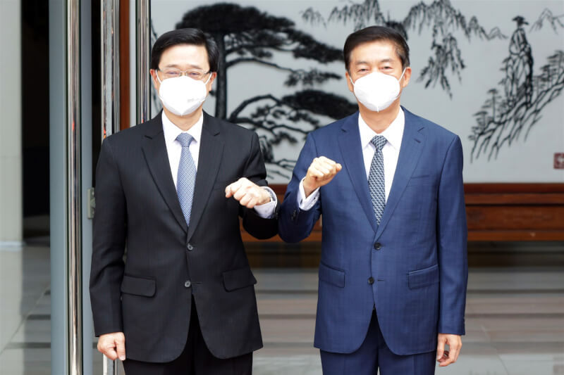 李家超（左）當選香港特首後9日到訪中聯辦，與中聯辦主任駱惠（右）寧會面。（中新社）