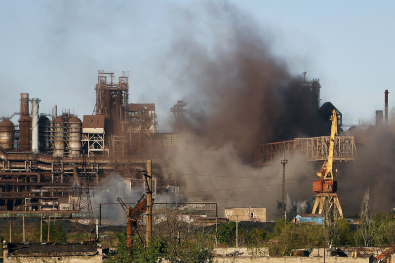 圖為7日亞速鋼鐵廠冒出大量濃煙。（美聯社）
