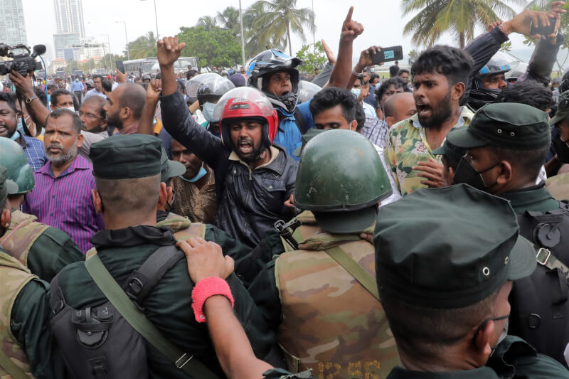 9日斯里蘭卡反政府抗議者與武裝部隊人員發生衝突。（安納杜魯新聞社）