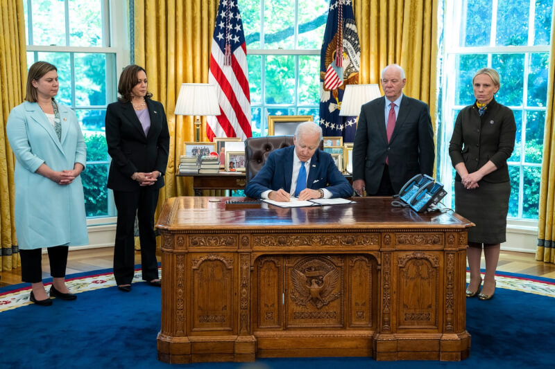 美國總統拜登（中）9日簽署新版「租借法案」，為加速向烏克蘭運送武器對抗俄羅斯鋪路。（圖取自facebook.com/WhiteHouse）