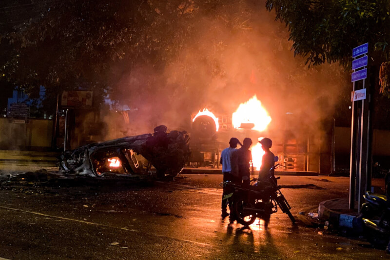 斯里蘭卡動亂未歇，9日晚間總理官邸附近示威活動可見巴士起火。（法新社）