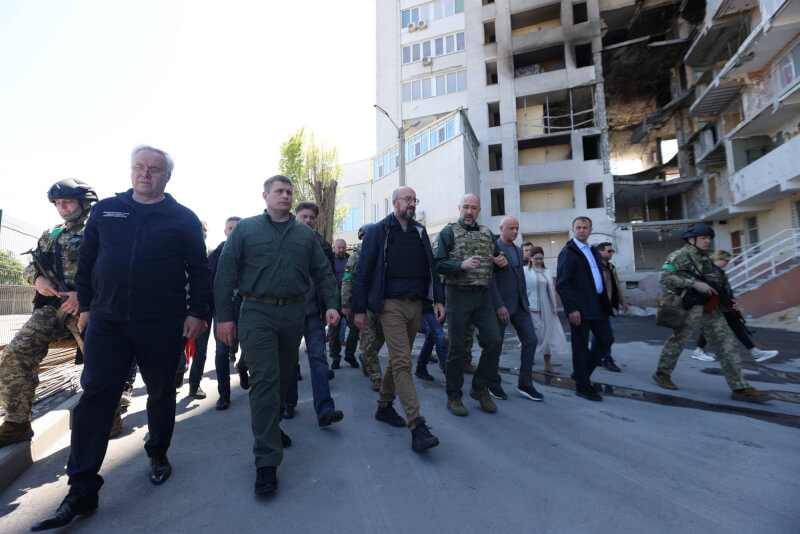 歐洲理事會主席米歇爾（前左3）9日無預警訪問烏克蘭南部港市敖德薩，期間一度因俄軍空襲緊急避難。（圖取自twitter.com/eucopresident）
