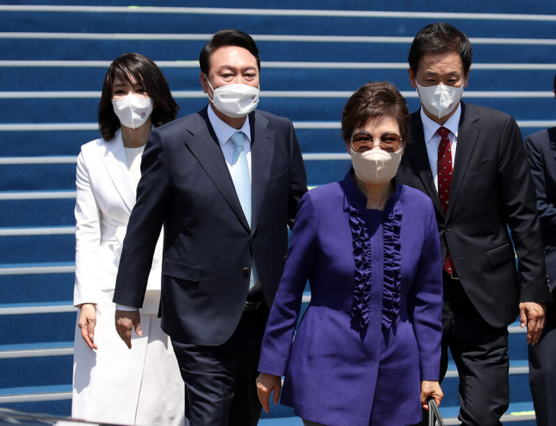 南韓新任總統尹錫悅（左2）10日就職，妻子金建熙（左1）也首次以第一夫人身分亮相，保守派前總統朴槿惠（左3）出席這次就職典禮。（韓聯社）
