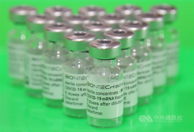 美國輝瑞藥廠和德國生技公司BioNTech 23日發布聲明稱，兩家公司生產的COVID-19疫苗讓6個月至5歲以下幼童接種3劑，既安全也有效。（中央社檔案照片）