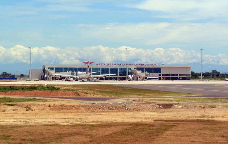 位於斯里蘭卡的拉賈帕克薩機場建造時獲中國2億美元貸款，但機場門可羅雀，甚至一度連電費都付不起。（圖取自維基共享資源；作者Adbar，CC BY-SA 3.0）