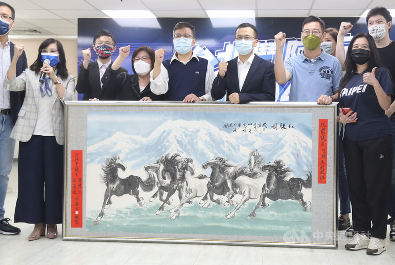 台北市議會國民黨團11日下午歡送投入桃園市長選舉的黨籍市議員羅智強(前右3),場面熱烈,3名新黨籍議員潘懷宗(前右4)、李慶元(前右2)與侯漢廷(前右6)也到場送上「八駿圖」壁畫給羅智強。中央社記者張新偉攝 111年5月11日
