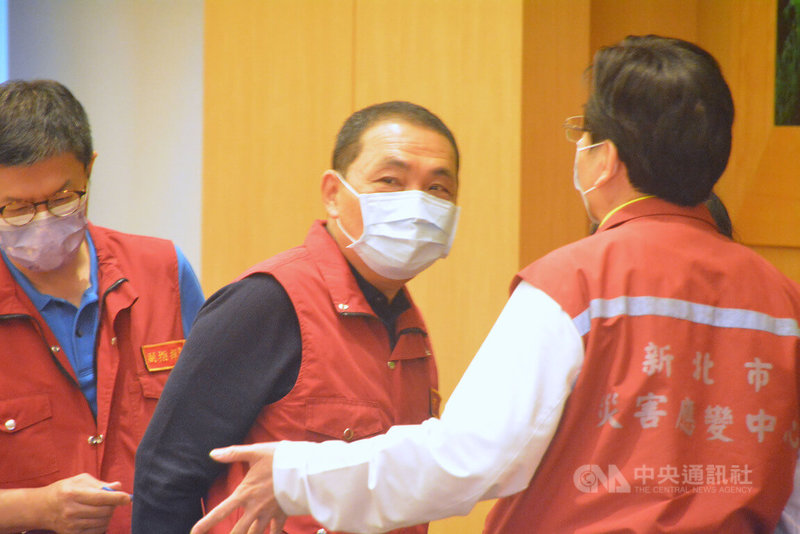 新北市長侯友宜（中）11日主持疫情應變會議指出，公費快篩試劑發放給居家隔離市民與醫療需求，而市民仍希望隨時可買到便宜的實名制快篩。中央社記者黃旭昇新北攝  111年5月11日