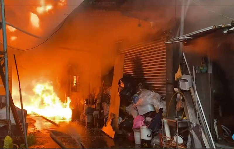 新北市中和區連城路518巷一處連棟式鐵皮工廠區11日清晨發生火警，廠區陷入一片火海，火勢與濃煙很大，共9間工廠遭波及。（民眾提供）中央社記者黃旭昇新北傳真  111年5月11日
