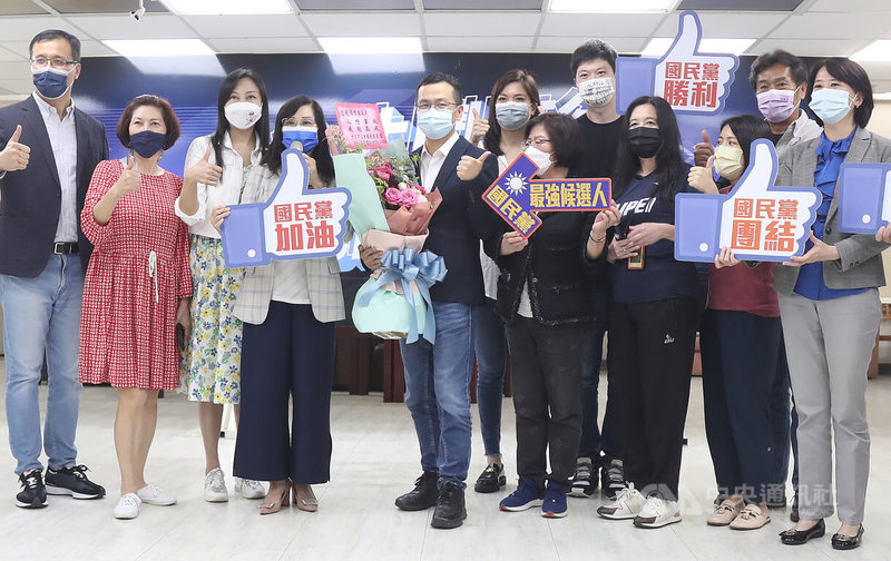 國民黨台北市議員羅智強(左5)宣布投入年底桃園市長選舉,請辭議員職務,北市議會國民黨團11日為他舉辦歡送會,送上鮮花祝福順利當選。中央社記者張新偉攝 111年5月11日