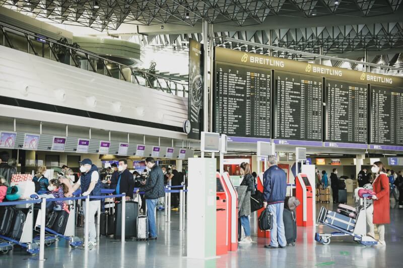 歐洲機場及航班16日起不再要求旅客戴口罩。圖為德國法蘭克福機場旅客。（圖取自facebook.com/FrankfurtAirport）