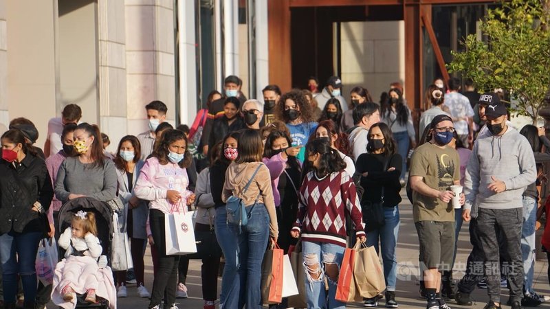 美國在COVID-19疫情期間，民眾外出戴口罩的風氣一度普及。圖為2022年1月民眾在購物商場戴口罩逛街。 中央社記者林宏翰洛杉磯攝 111年5月11日