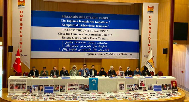 旅土維吾爾人10日在伊斯坦堡召開記者會，呼籲將訪問新疆的聯合國人權事務高級專員巴舍萊（Michelle Bachelet）調查新疆地區種族滅絕及「再教育營」等指控。（集中營受害者平台提供）中央社記者鍾佑貞伊斯坦堡傳真  111年5月11日