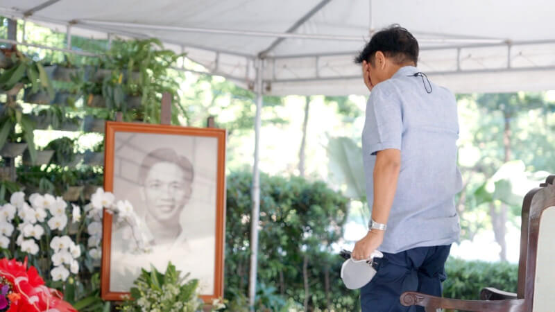 菲律賓已故獨裁者馬可仕的兒子小馬可仕11日在亡父墓前憑弔後不久，宣布贏得9日舉行的總統大選。（圖取自facebook.com/BongbongMarcos）