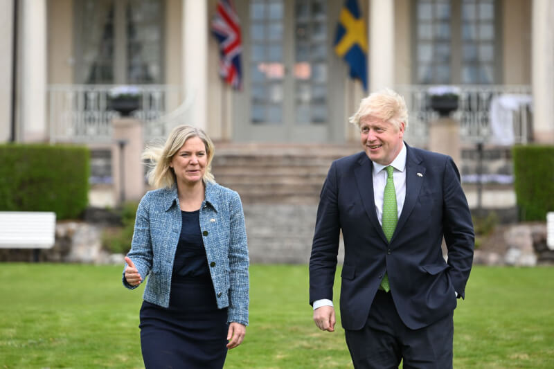英國首相強生（右起）與瑞典總理安德森11日發表共同聲明，強調英國與瑞典長久堅定的夥伴關係將繼續深化，若瑞典遭受攻擊，英國將提供協助。（法新社）