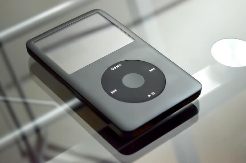 iPod系列產品20年來帶給民眾和音樂產業許多影響，但隨音樂功能陸續整合，蘋果宣布iPod將走入歷史。（圖取自Pixabay圖庫）