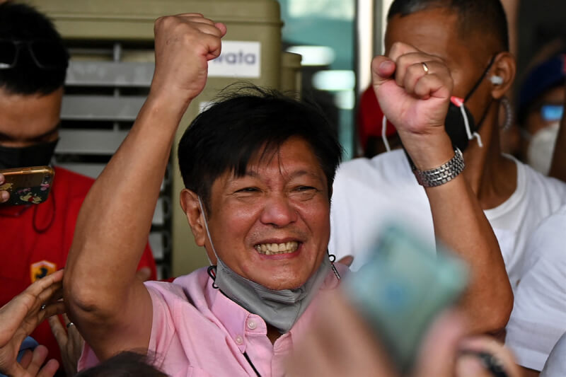 菲律賓前獨裁者馬可仕之子小馬可仕（中）以壓倒性之姿篤定當選總統。圖為小馬可仕11日到競選總部與支持者慶祝勝選。（法新社）