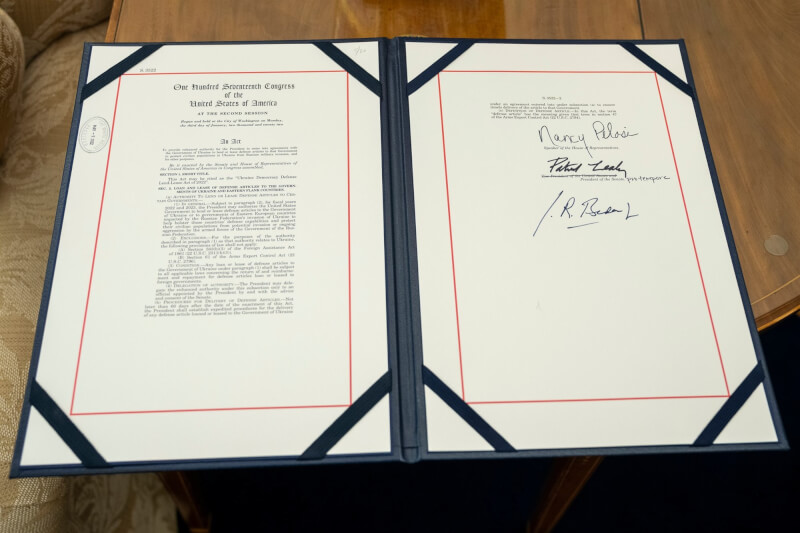 美國總統拜登9日簽署烏克蘭版「租借法案」。(圖取自facebook.com/WhiteHouse)