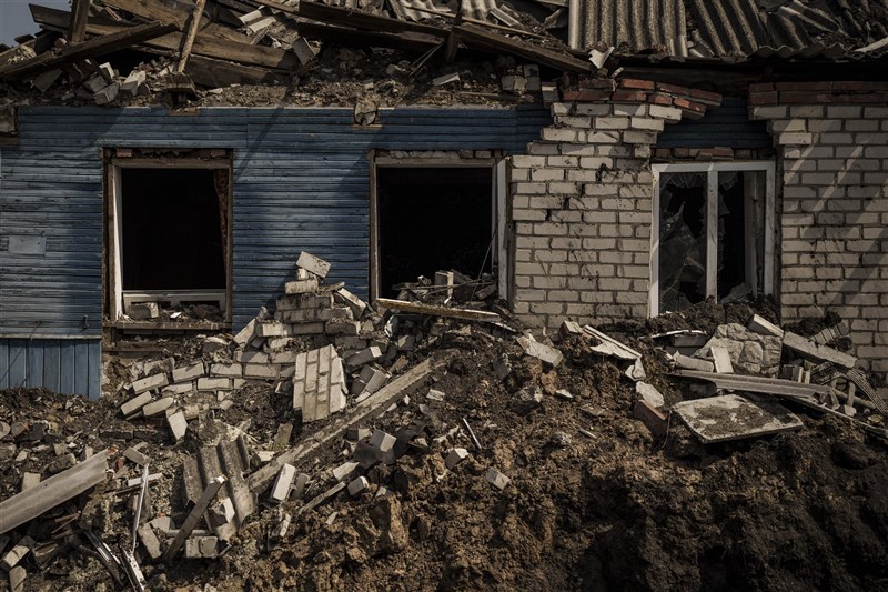 烏克蘭官方表示，已從俄羅斯軍隊手中收復第2大城哈爾科夫北方和東北方多座村落。圖為哈爾科夫一座村落內被炸毀的房屋。（美聯社）