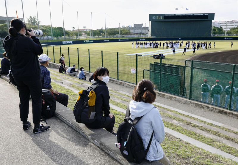 日本沖繩縣11日新增病例較上週三大幅增加，再創當地單日新高紀錄。圖為沖繩棒球迷到訓練營參觀。（共同社）