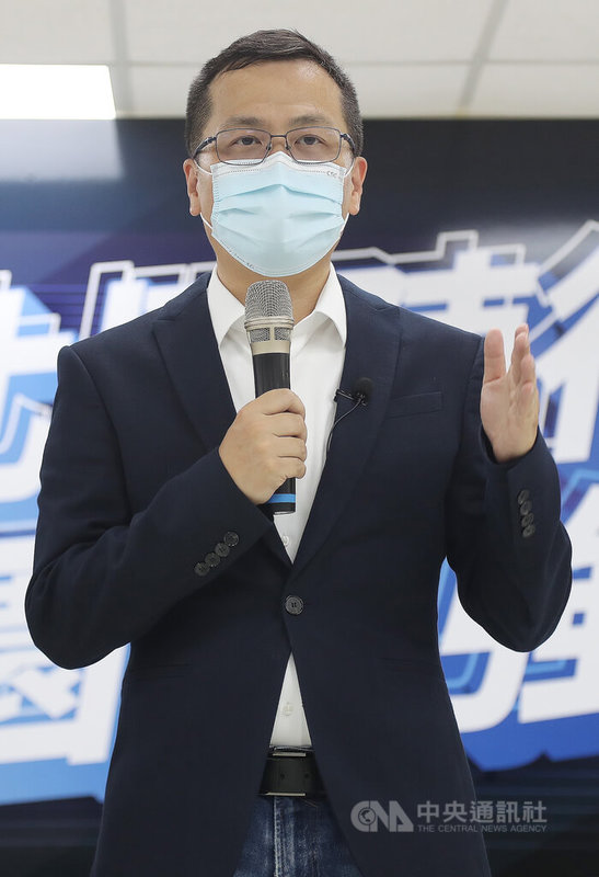 投入桃園市長選舉的國民黨台北市議員羅智強11日出席由市議會黨團舉辦的歡送會。羅智強表示,後續將採地毯式拜訪桃園各區及族群等,讓理念被聽見,「辭議員是選舉走陸戰開始」。中央社記者張新偉攝 111年5月11日
