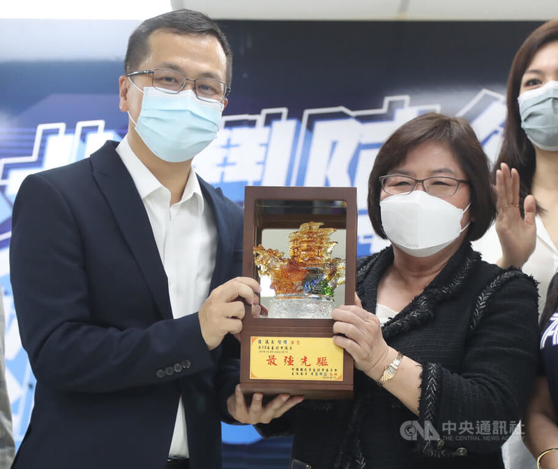 台北市議會國民黨團11日下午為黨籍議員羅智強(左)舉辦歡送會,北市黨部主委黃呂錦茹(前右)表示,對羅智強離開北市議會感到不捨,也送上寫有「最強先驅」琉璃紀念品,盼下次以「羅市長」身分相見。中央社記者張新偉攝 111年5月11日