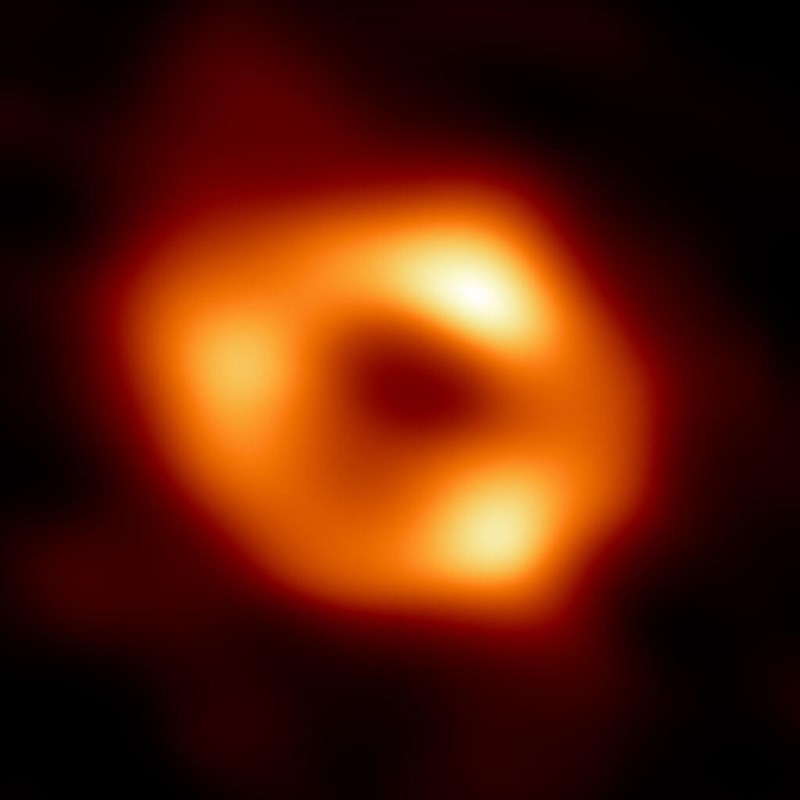 中研院參與的事件視界望遠鏡計畫12日晚間再發布新成果，成功解析出人馬座A星影像，為銀河系裡最大的黑洞，是天文學上另一重大成果，這次發現也見證台灣在全世界的科學發現中占有一席之地。（中研院提供）中央社記者吳欣紜傳真 111年5月12日