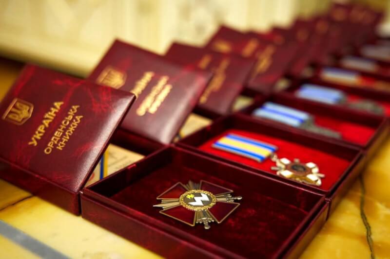 圖為烏克蘭總統澤倫斯基頒贈給烏國軍人的國家獎章。（圖取自facebook.com/MinistryofDefence.UA）
