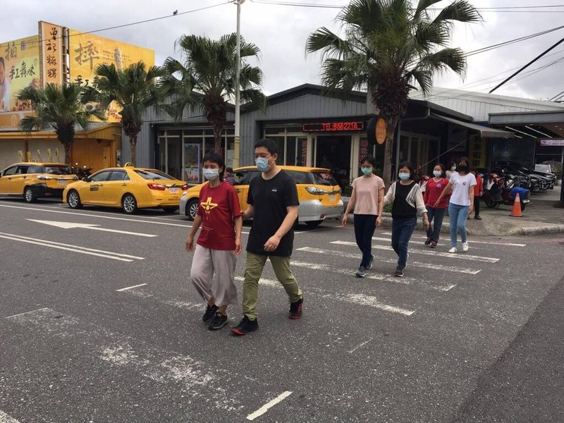 花蓮縣政府培訓導盲志工,提供陪伴視障者就醫、洽公及購物等需求,需提前預約,每次可免費服務3小時,社會處統計,目前穩定提供服務約10人,呼籲有需要的民眾踴躍申請。(花蓮縣政府提供)中央社記者張祈傳真 111年5月12日