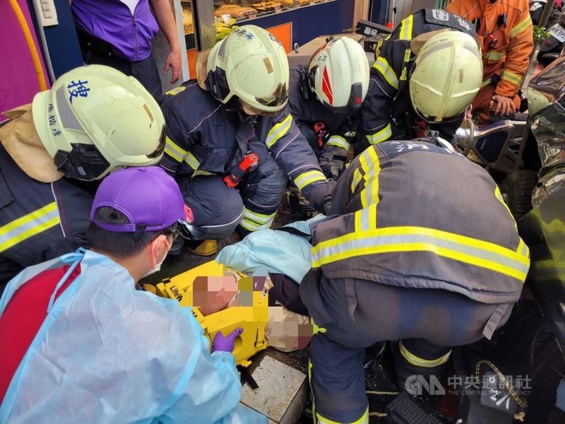 51歲張姓女子11日傍晚駕車行經桃園市龍潭區時發生車禍,導致7人輕重傷,其中一名14歲林姓國中生一度失去生命跡象,目前仍昏迷,在加護病房治療。(翻攝照片) 中央社記者葉臻傳真 111年5月12日