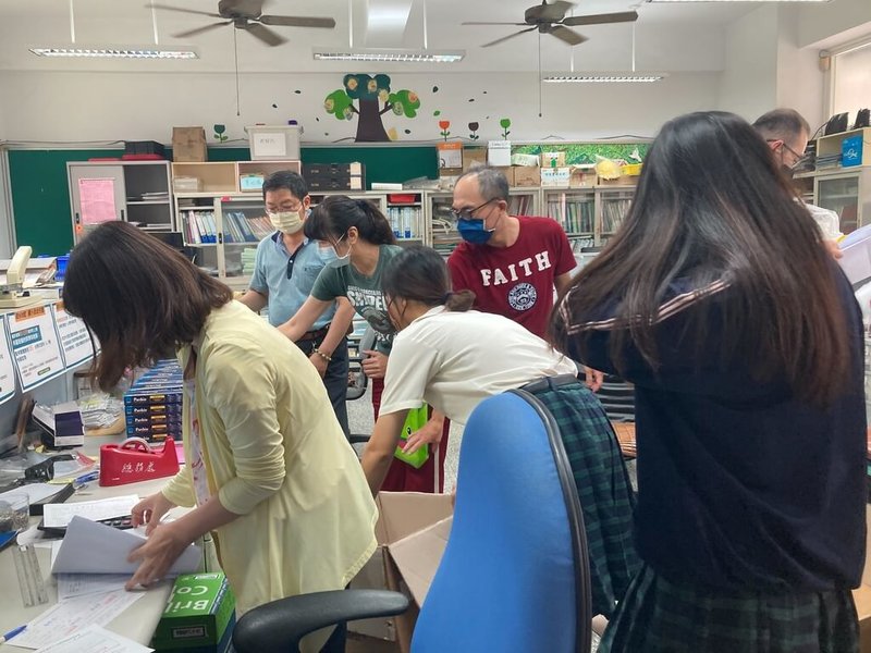 屏東師生染疫累計已逾千例,教育部配發的7488劑快篩試劑12日下午運抵學校發放,縣府同時也預備2500劑,學校若有需要可提出申請。(屏東縣政府提供)中央社記者李卉婷傳真 111年5月12日