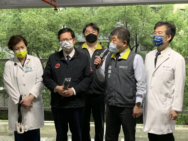 衛生福利部長陳時中(右2)12日在桃園市長鄭文燦(左2)陪同下,到衛生福利部桃園醫院視察防疫特診,呼籲大家要打疫苗。中央社記者葉臻攝 111年5月12日