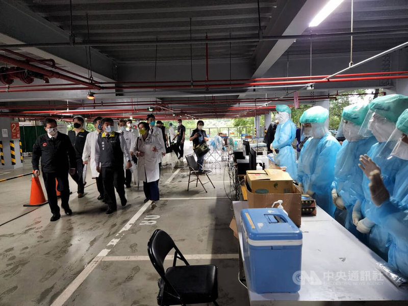 衛生福利部長陳時中(前左2)12日在桃園市長鄭文燦(前左1)陪同下至衛生福利部桃園醫院視察,向醫護們關懷打氣。中央社記者葉臻攝 111年5月12日
