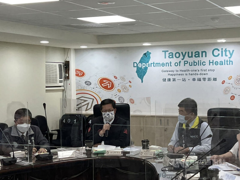 衛生福利部長陳時中(右)12日在桃園市長鄭文燦(中)陪同下前往桃園市政府衛生局,向第一線防疫人員表達關心。中央社記者葉臻攝 111年5月12日