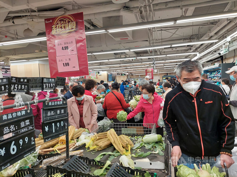 12日下午，網上有傳言稱北京將進入3天靜默，北京地區多個生鮮電商平台出現運力不足，超市也湧現人潮。圖為北京東城區一家超市。中央社記者張淑伶北京攝 111年5月12日