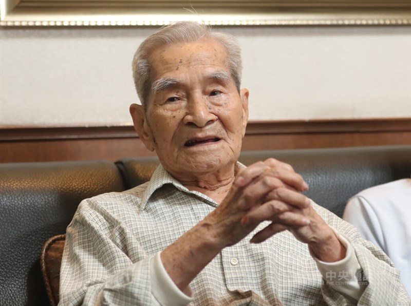 漆藝大師王清霜(圖)12日獲頒第41屆行政院文化獎,「職人」一詞源於日本,王清霜80幾年如一日的創作,已然成為「職人」最佳典範。中央社記者裴禛攝 111年5月12日