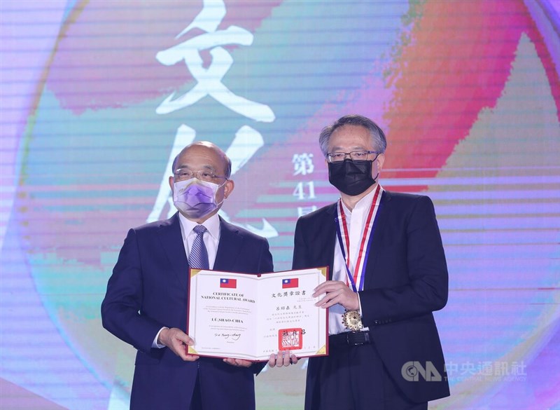 第41屆行政院文化獎12日在台北松山文創園區舉辦頒獎典禮,行政院長蘇貞昌(左)頒獎給獲獎人、指揮家呂紹嘉(右)。中央社記者裴禛攝 111年5月12日