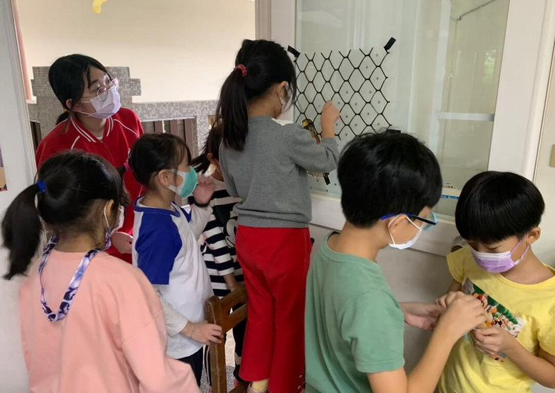 新北市八里國中12日表示,師生研發友善鳥類的窗戶材料包,以防止鳥類誤撞透明玻璃死亡,這項研發獲教育部第4屆環境教育實作賽第2名與年度影響力獎。(新北市教育局提供)中央社記者黃旭昇新北傳真 111年5月12日