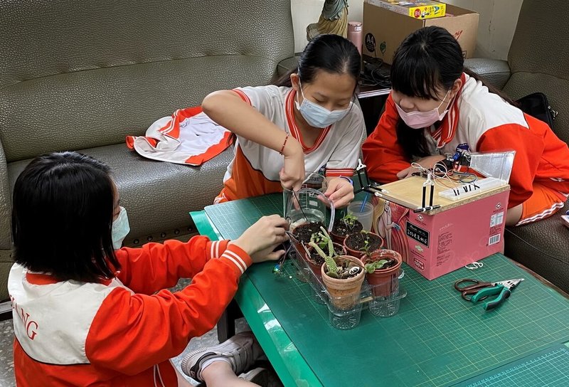 新北市政府教育局12日表示,鷺江國中以屋頂能源開發、智慧控制家電、水資源和生態為研究主題,設計「ihouse環保智慧屋」,獲教育部第4屆環境教育實作賽第2名。(新北市教育局提供)中央社記者黃旭昇新北傳真 111年5月12日