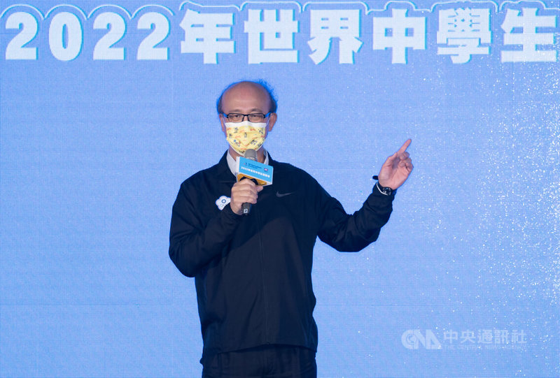 2022年世界中學生運動會代表團授旗典禮12日在體育聯合辦公大樓1樓廣場舉行,教育部次長林騰蛟(圖)出席,說明相關防疫措施,並為選手們加油打氣。中央社記者謝佳璋攝 111年5月12日