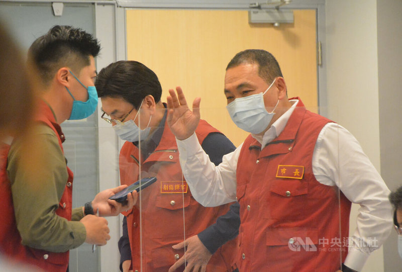 新北市長侯友宜(右)出席疫情說明會表示,對快篩陽性民眾,一定要直接判讀,視同確診並快速上傳通報,醫療立即給藥,減輕醫護人員負擔,才是解決問題的重要關鍵。中央社記者黃旭昇新北攝 111年5月12日