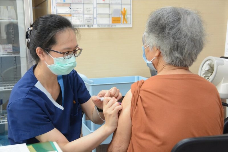 澎湖縣政府12日發布新聞稿表示,75歲以上長者接種COVID-19疫苗,不限劑別,只要在5月31日前接種疫苗,每人可獲2000元禮券,鼓勵長者踴躍施打。(澎湖縣政府提供)中央社 111年5月12日