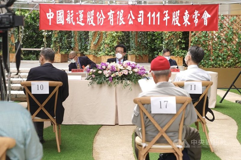 中國航運股份有限公司12日舉行111年股東常會,因COVID-19疫情嚴峻,特地選在戶外搭棚辦理,董事長彭士孝(後中)擔任主席主持股東常會。中央社記者徐肇昌攝 111年5月12日